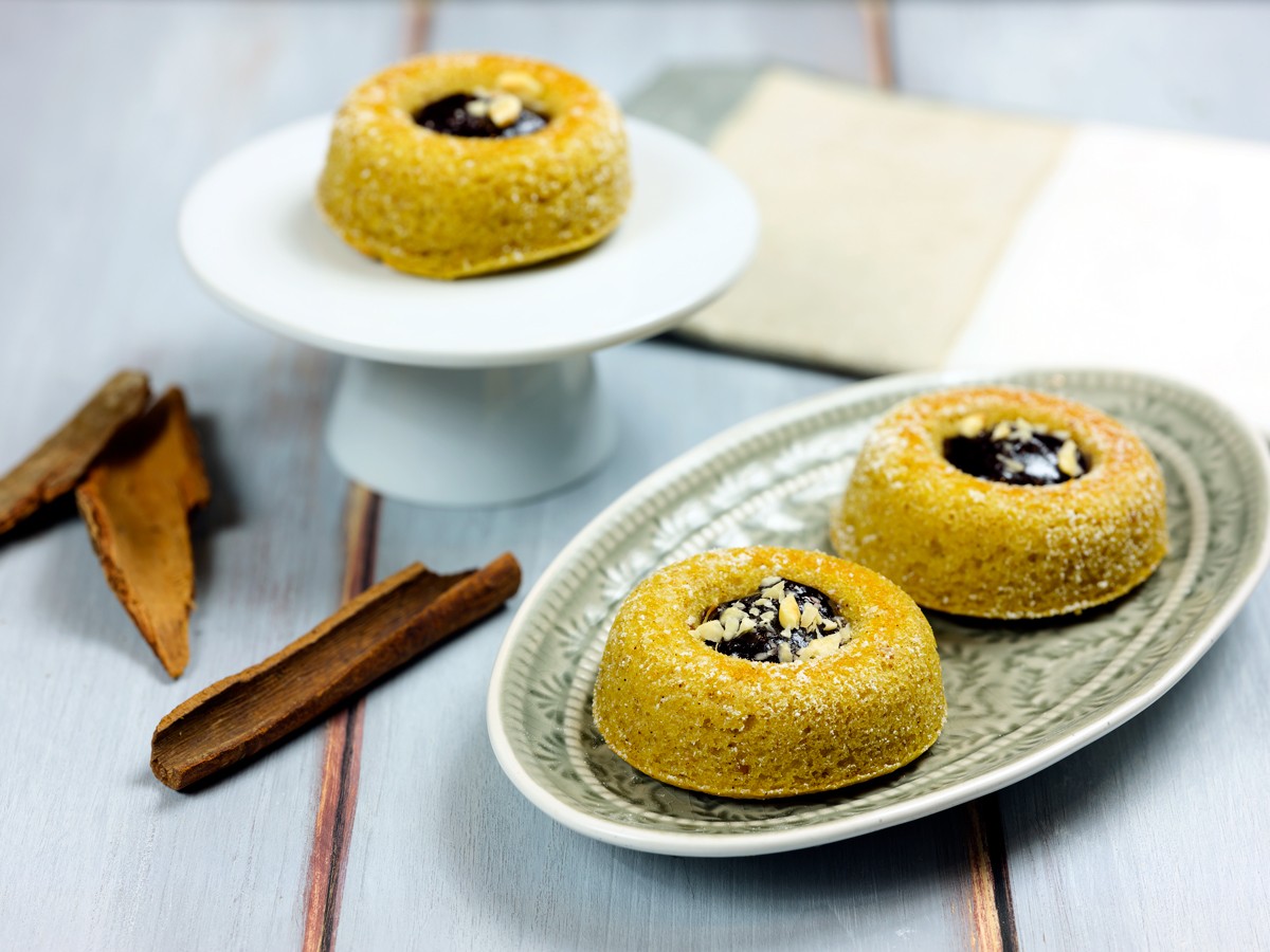 Chickpea and cinnamon donut with mixed berries extra jam